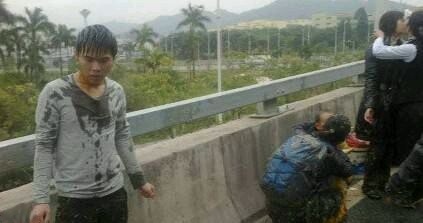 【来自投稿】2013年1月2日，深圳。一辆公交车不幸和一辆泔水车追尾，公交车的挡