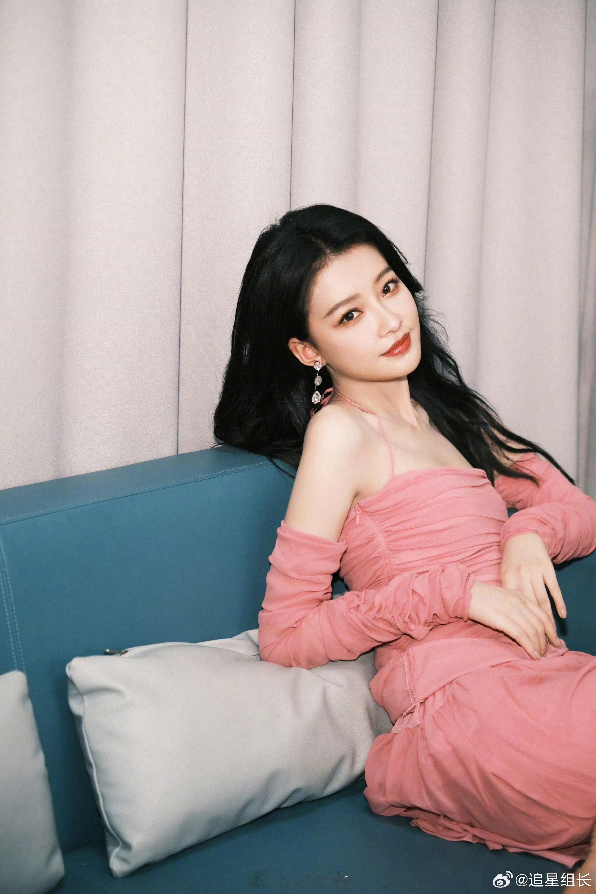 #孙怡玫瑰连衣裙#玫瑰连衣裙的精致与孙怡的甜美气质相得益彰，她的每一次造型亮相都