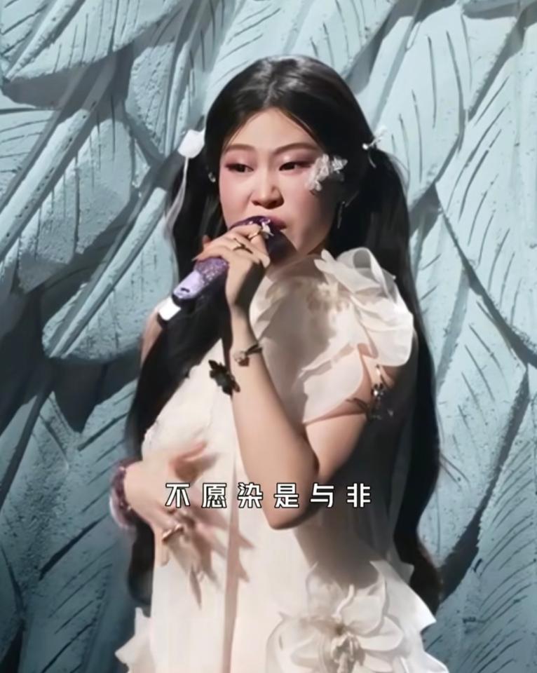 沈佳润在韩国出道，成绩单惨淡，国内销量却能逆势上扬。
这反差，是不是有点太刺眼了