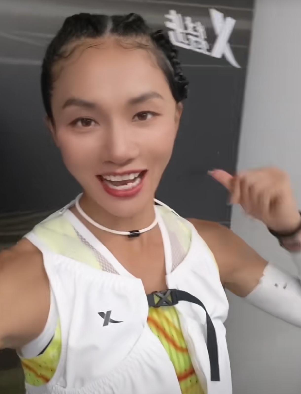 特步新品发布会现场，黄菲的新发型太吸睛！
一头个性编发，她说这是全场最有特色的造
