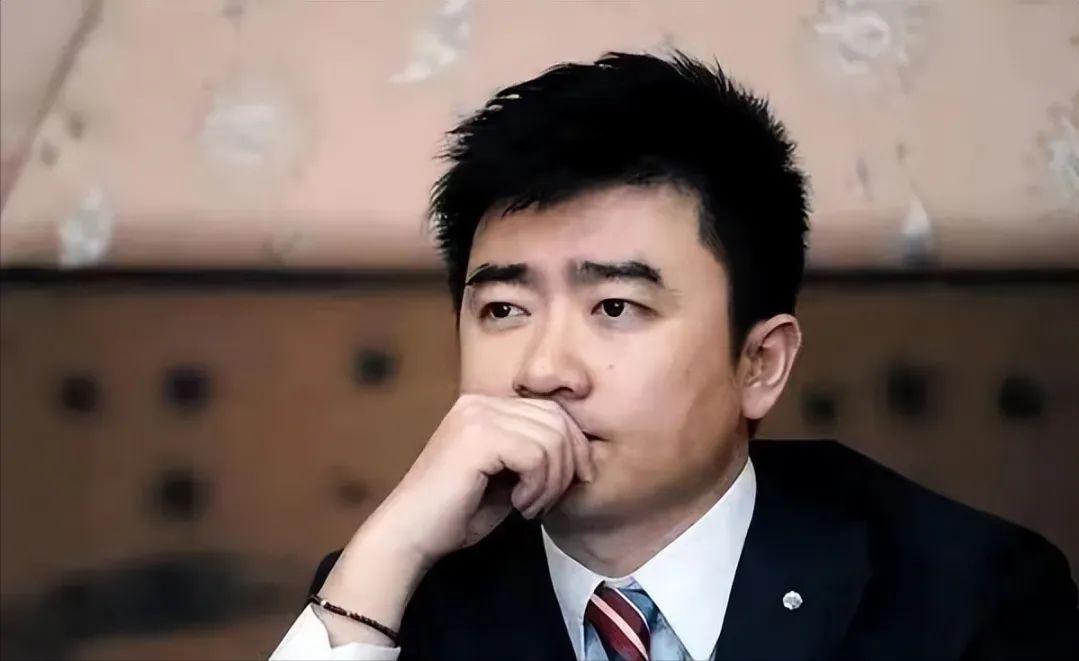 【他被央视开除，吃了六年半牢饭，出狱后依然可以年薪300万】

芮成钢，这个名字