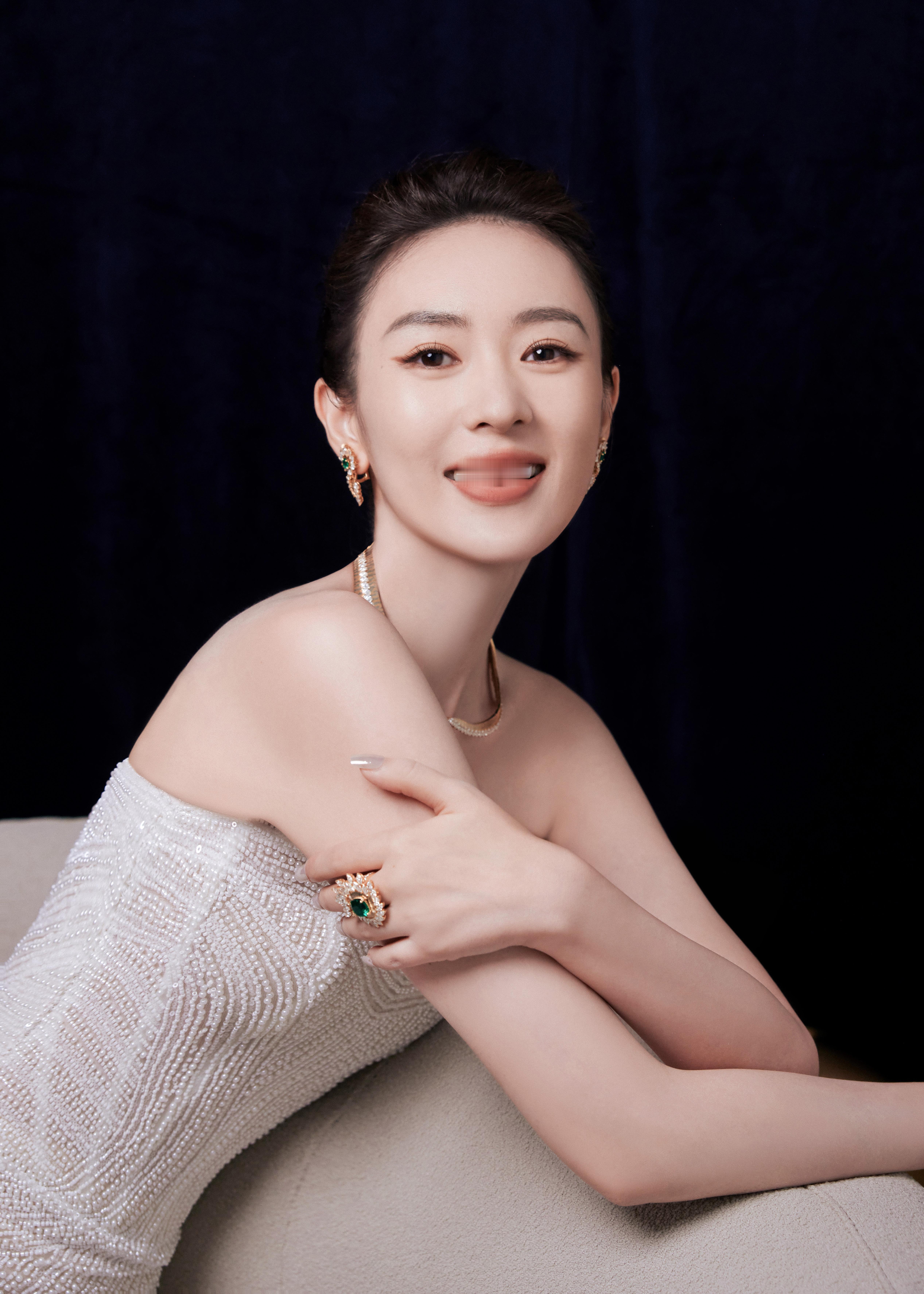 童瑶 白色礼服，纯净如月光，勾勒出曼妙身姿，绿色宝石的点缀，如同夜空中最亮的星，