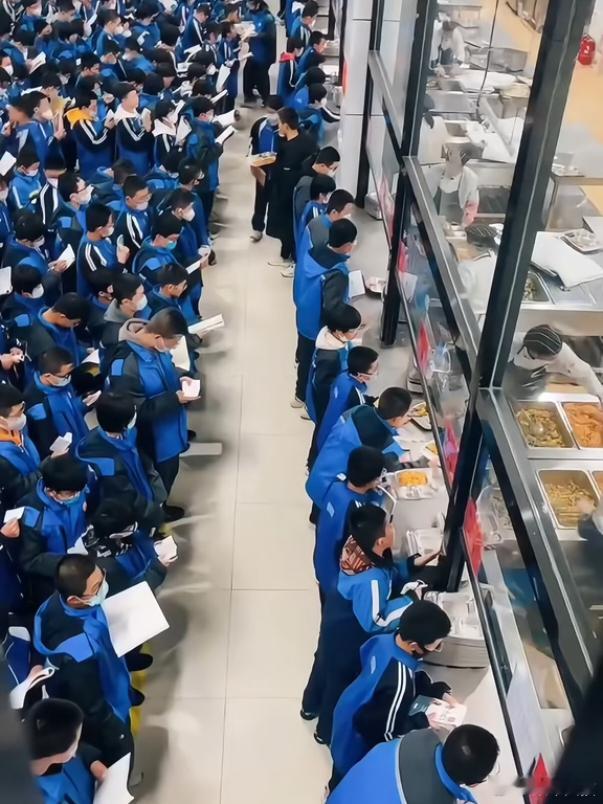减肥才知道高中吃的有多少我只记得我高中的时候真的太容易饿了，每次上午、下午的最后