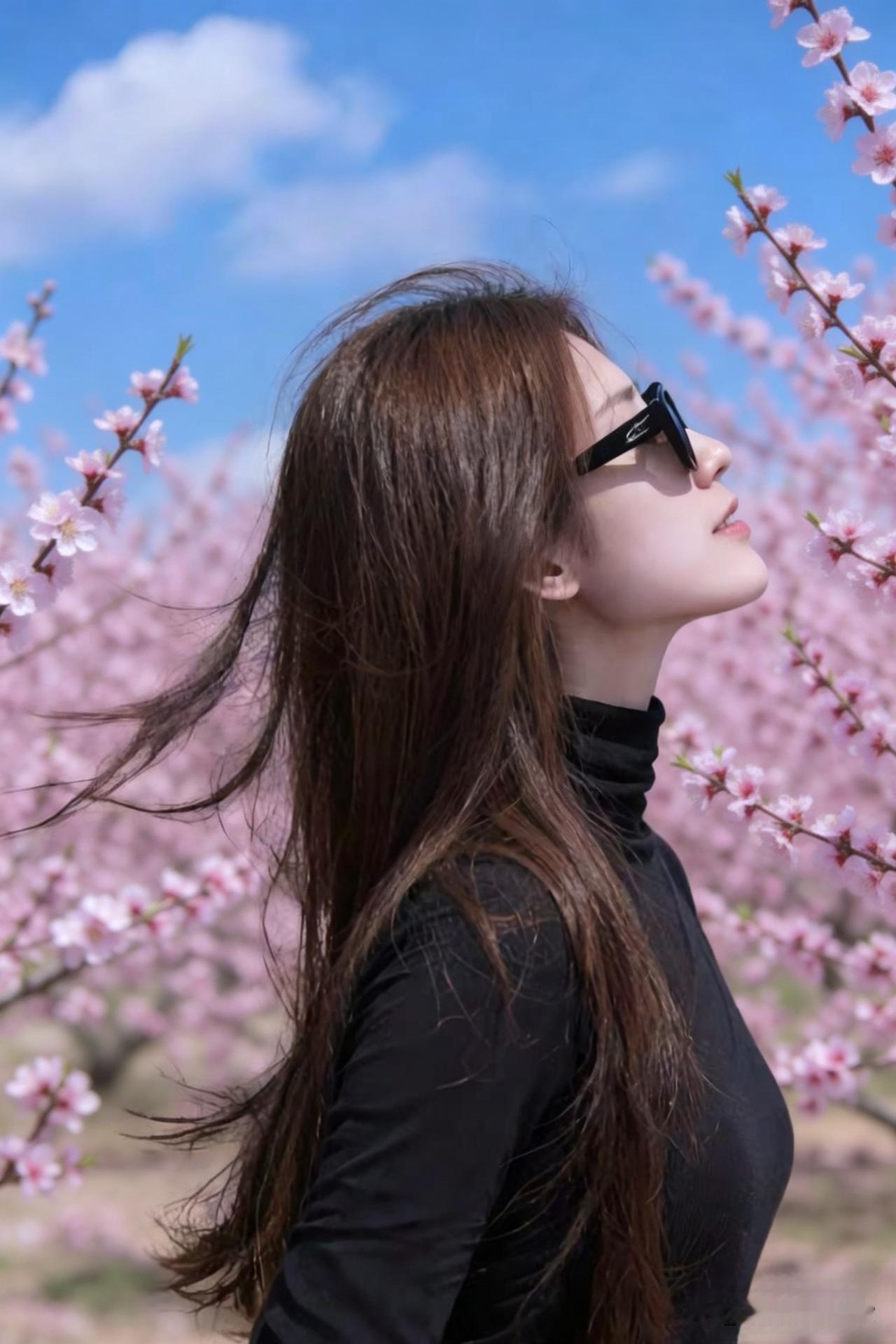 《人面桃花》
人面桃花相映红
粉朵娇媚醉春风
闲庭信步爱此处
揽尽山河入画中
桃