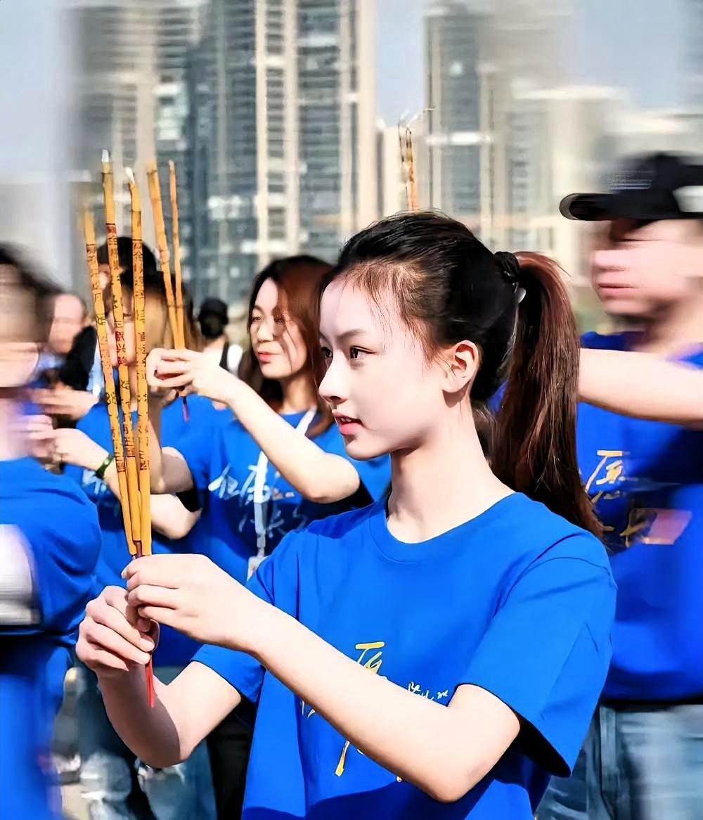 现在我是真信了。
长得漂亮能当饭吃。！
 
看网红七七就知道。！
空降S级剧组。