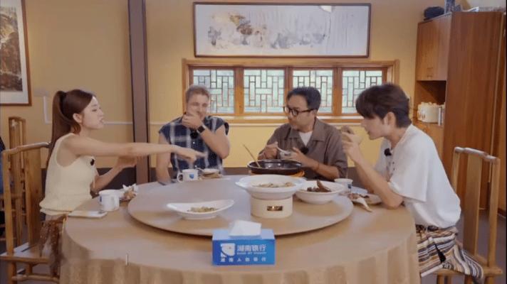 罗予彤吃湘菜吃到无法克制自己罗予彤说一鹅三吃要走出国门罗予彤吃湘菜根本停不下来 
