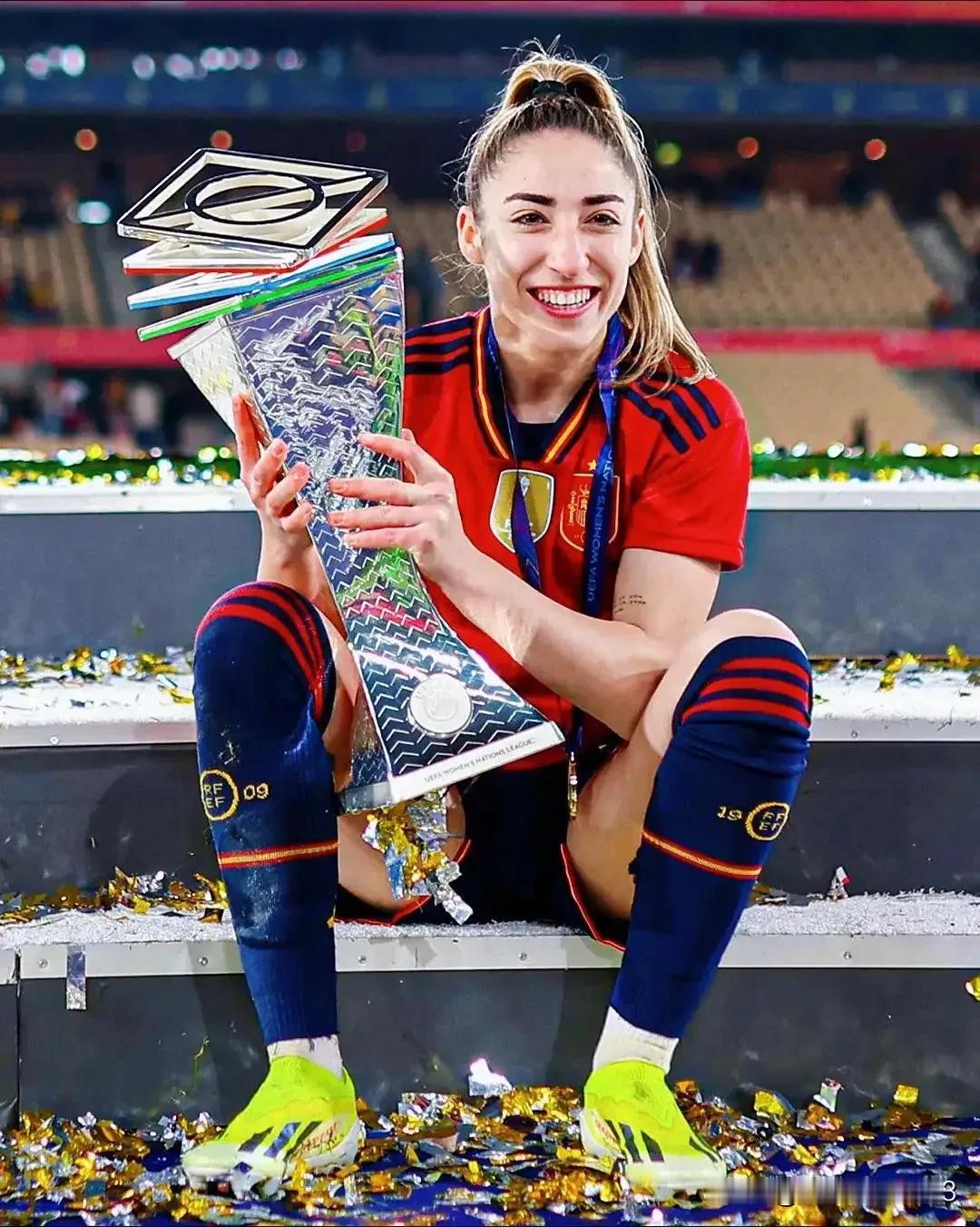 西班牙女足主场2:0击败法国女足！🏆
将首届女足欧国联冠军收入囊中！[加油][