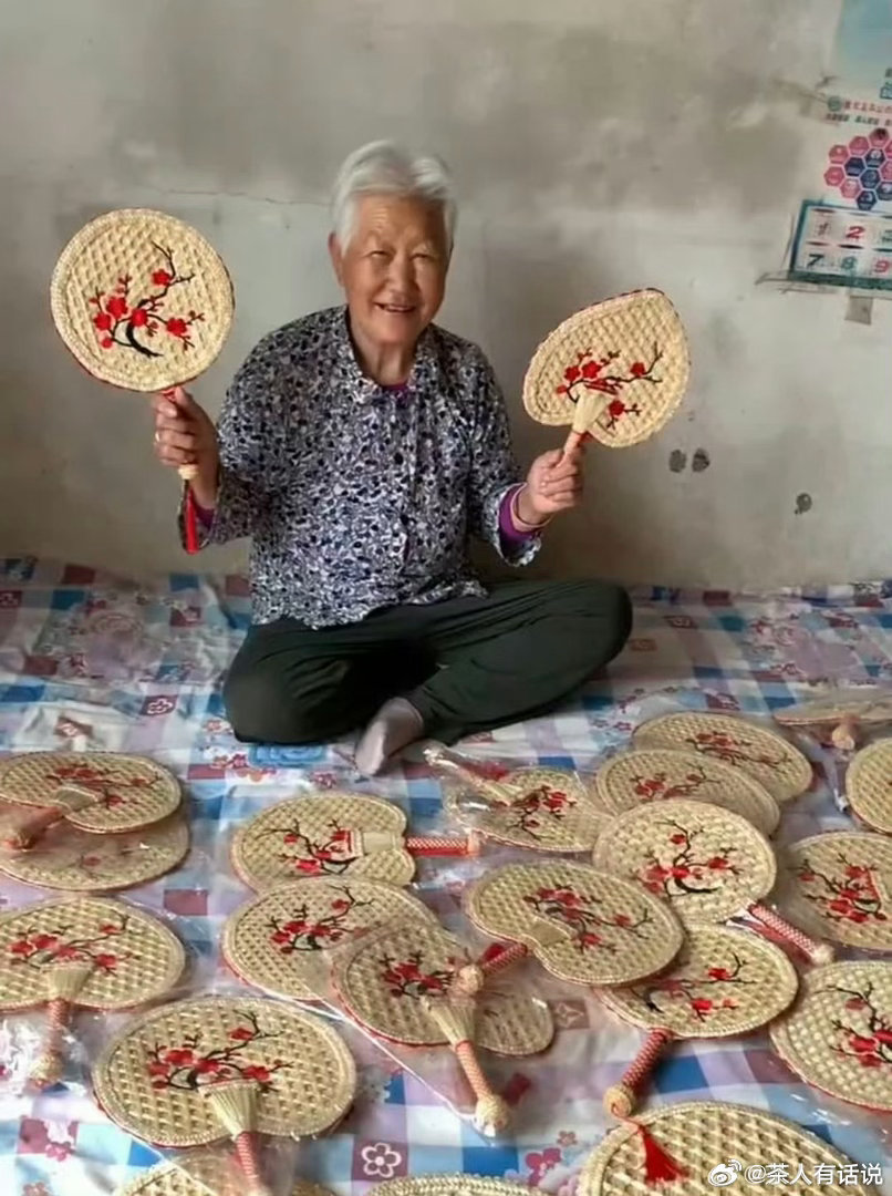 我奶奶做的小扇子漂亮又艺术，真的爱了！有没有想要的，送你们一人一把！ ​​​