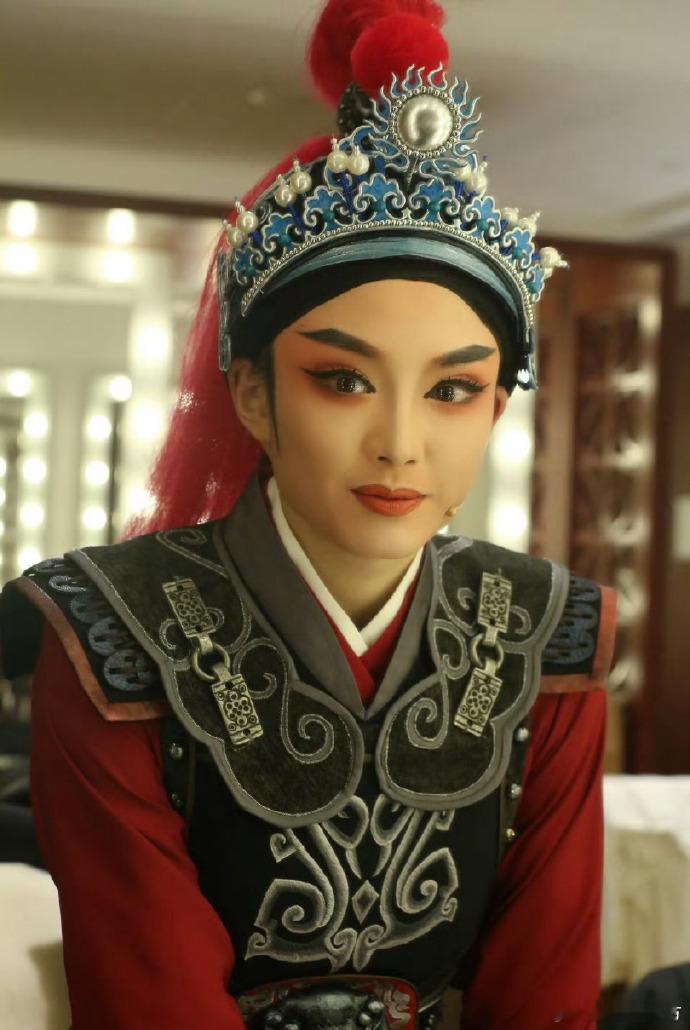 越剧界陈丽君、王婉娜，舞台之上凭实力演绎，尽显飒爽风采，令人眼前一亮。 ​​​
