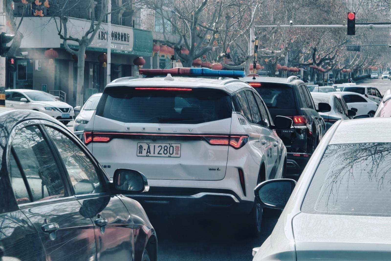 对了，这趟去山东发现街头有不少吉利嘉际 警车，类似情况只在浙江见过。我记得前几年