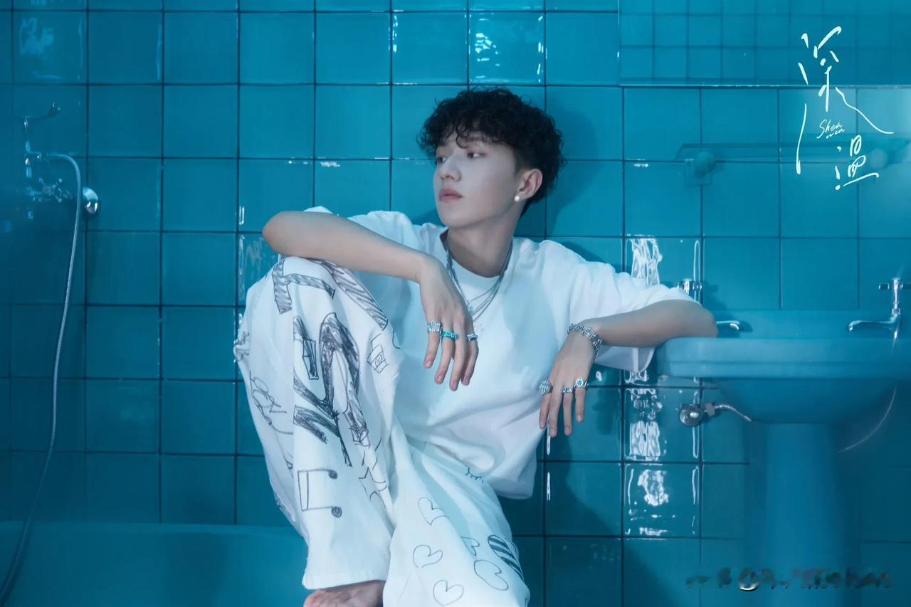 8月14日，王一珩又发布一首新歌《深温》。现在十个勤天里就只有多多在上学吧，但他