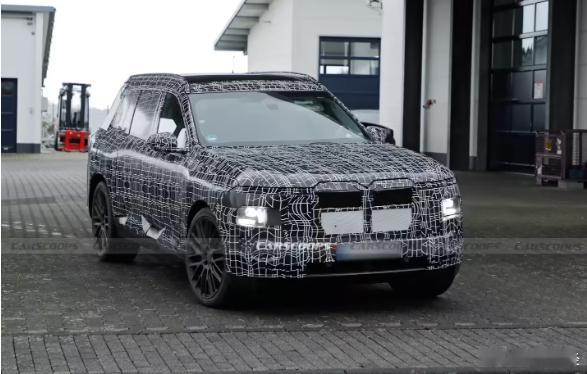 【宝马全新一代X7最新谍照曝光】12 月 13 日消息，宝马正在密集筹备“Neu