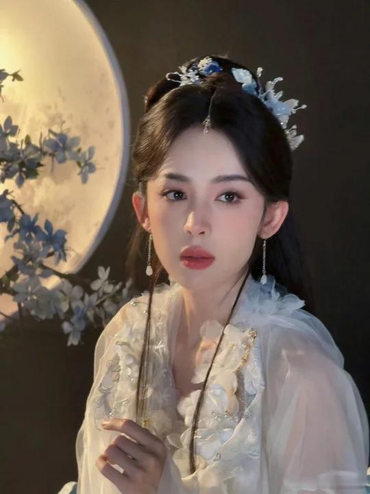 娜扎古装怎么美成这样 素发饰+月白裙，娜扎把清冷与温婉揉得刚好，肤白胜雪恍若白瓷