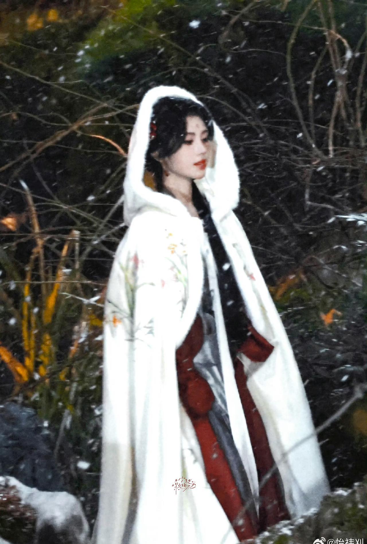 jjy鞠婧祎露芜衣 jjy鞠婧祎月鳞绮纪 

如果没有爱的话我就不会省下早饭钱去