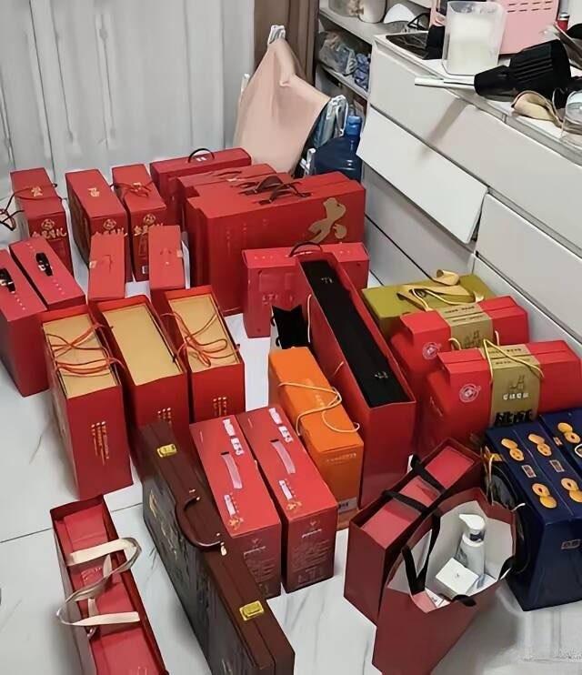 过年了，亲戚朋友都会来我家看望一下我87岁的婆婆，大家都不会空手来，一般会带一些