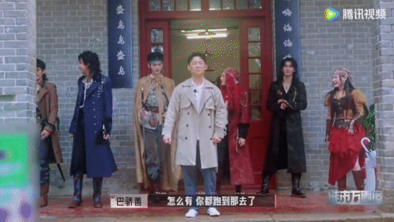 迪丽热巴一把把白宇薅了回去，白宇要逃，热巴一把子就把他抓过来了，手速超快的。 ​