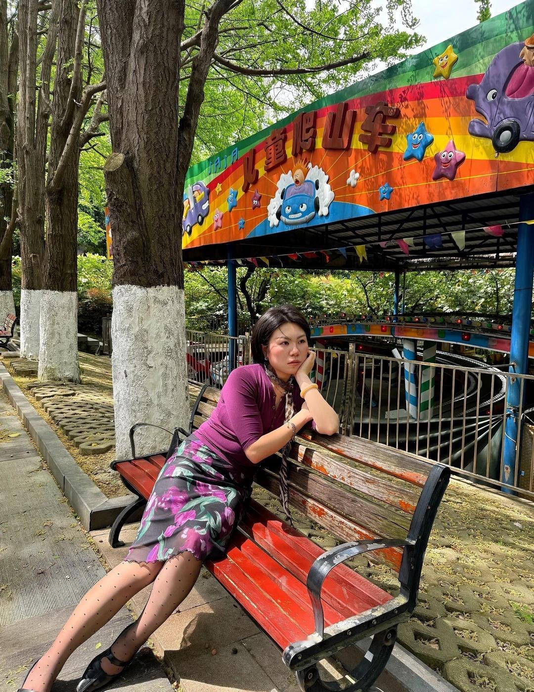 还以为很冷 结果出门贵阳30度‼️
还穿了一件毛衣😑😑😑
热昏‼️
公园柳