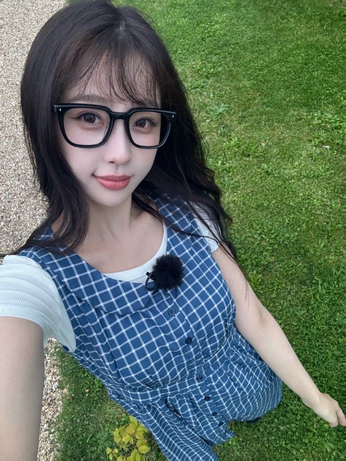 #中餐厅虞书欣捅了蓝色窝##虞书欣和蓝色好搭#谁能懂虞书欣在《中餐厅》蓝色格子裙