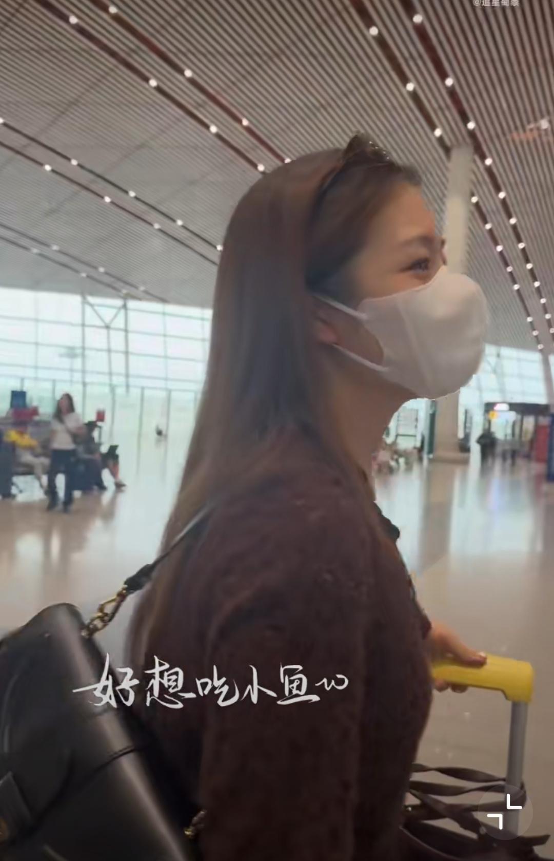 谁被李兰迪的“劝学式接机”笑到了？粉丝特意去接她，满心期待能聊两句，结果她每次开