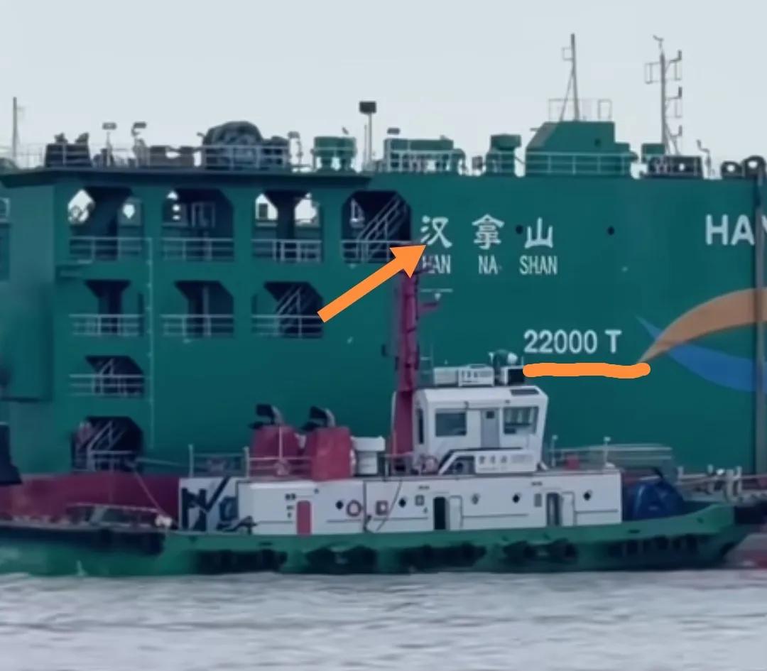 很少见！长江河面一大货船“汉拿山”号22000T。
