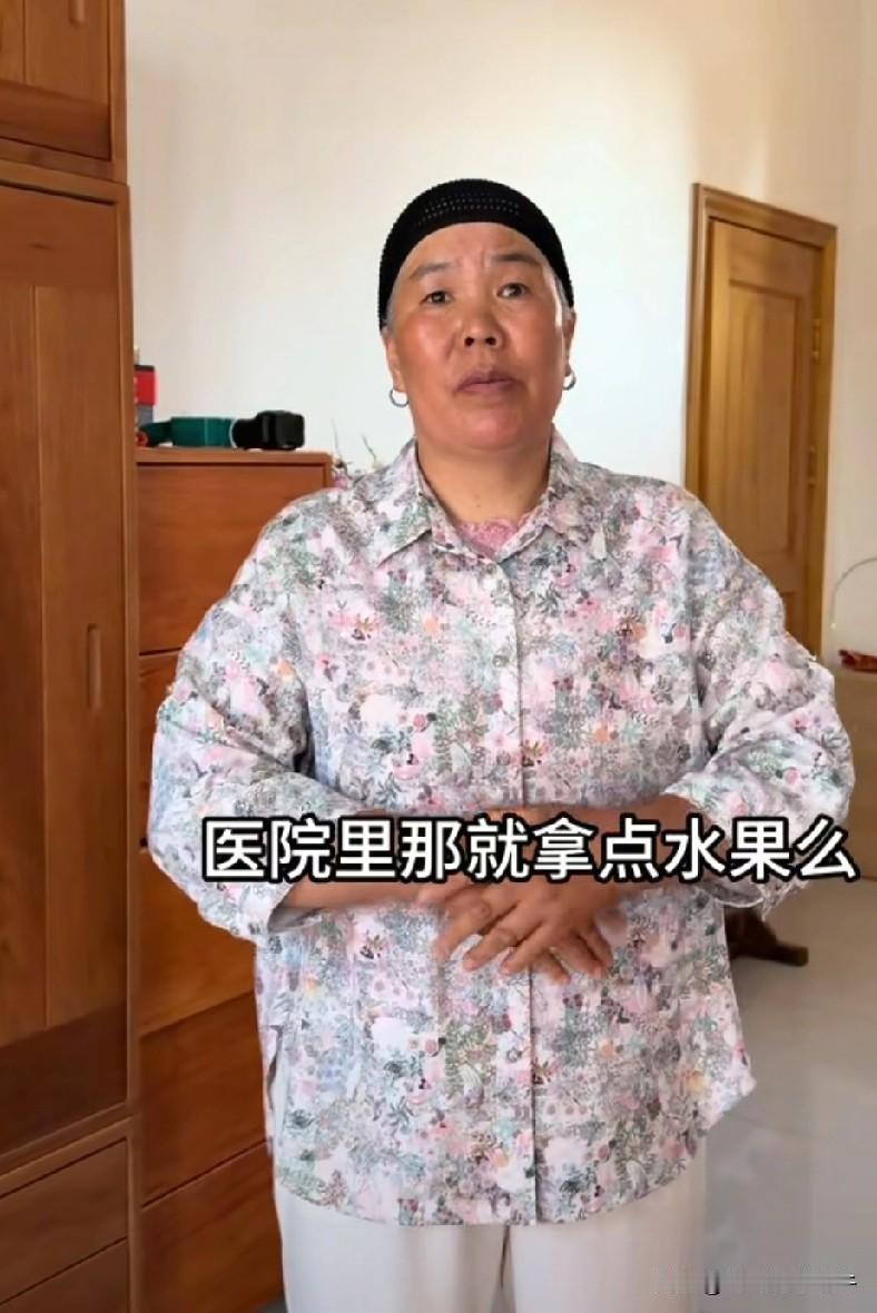 穆萨西安饭店的负责人出车祸了，跟他妈妈一起去医院看病人！
结果给他妈妈找到了个好