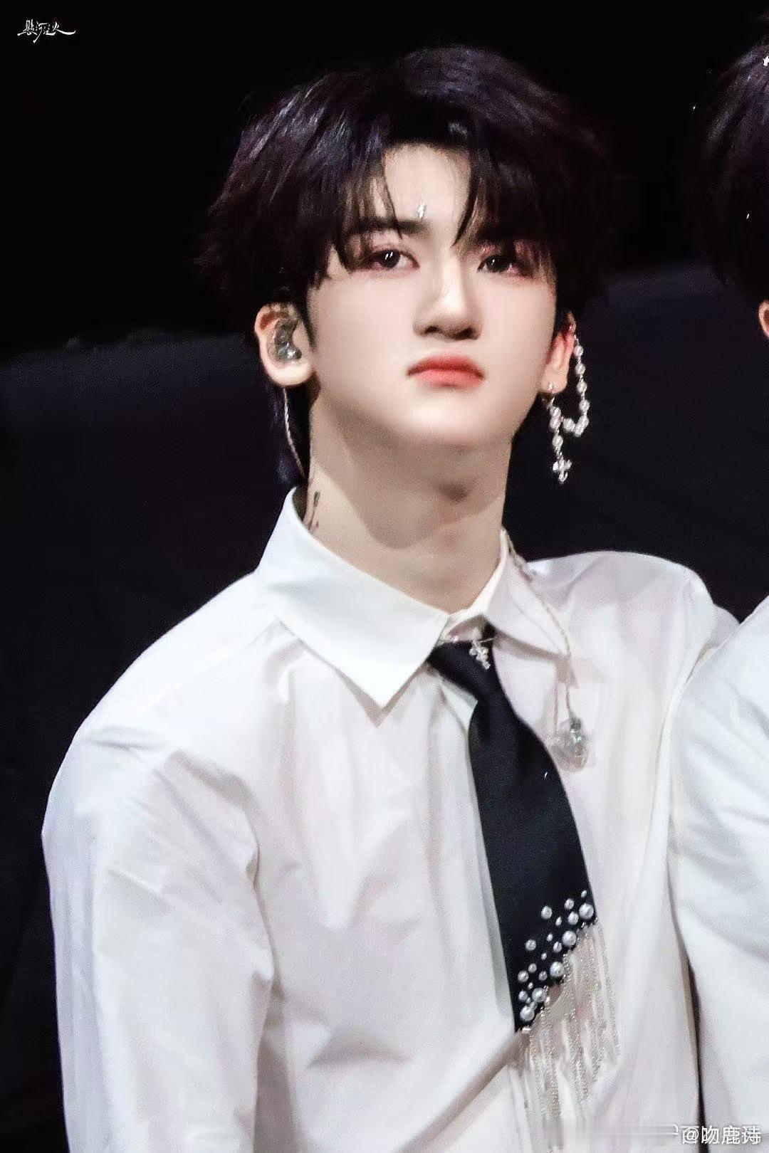 邓佳鑫头像 查无此人 盯着邓佳鑫空白头像看半天，确认真的查无此人，队友换得热闹，