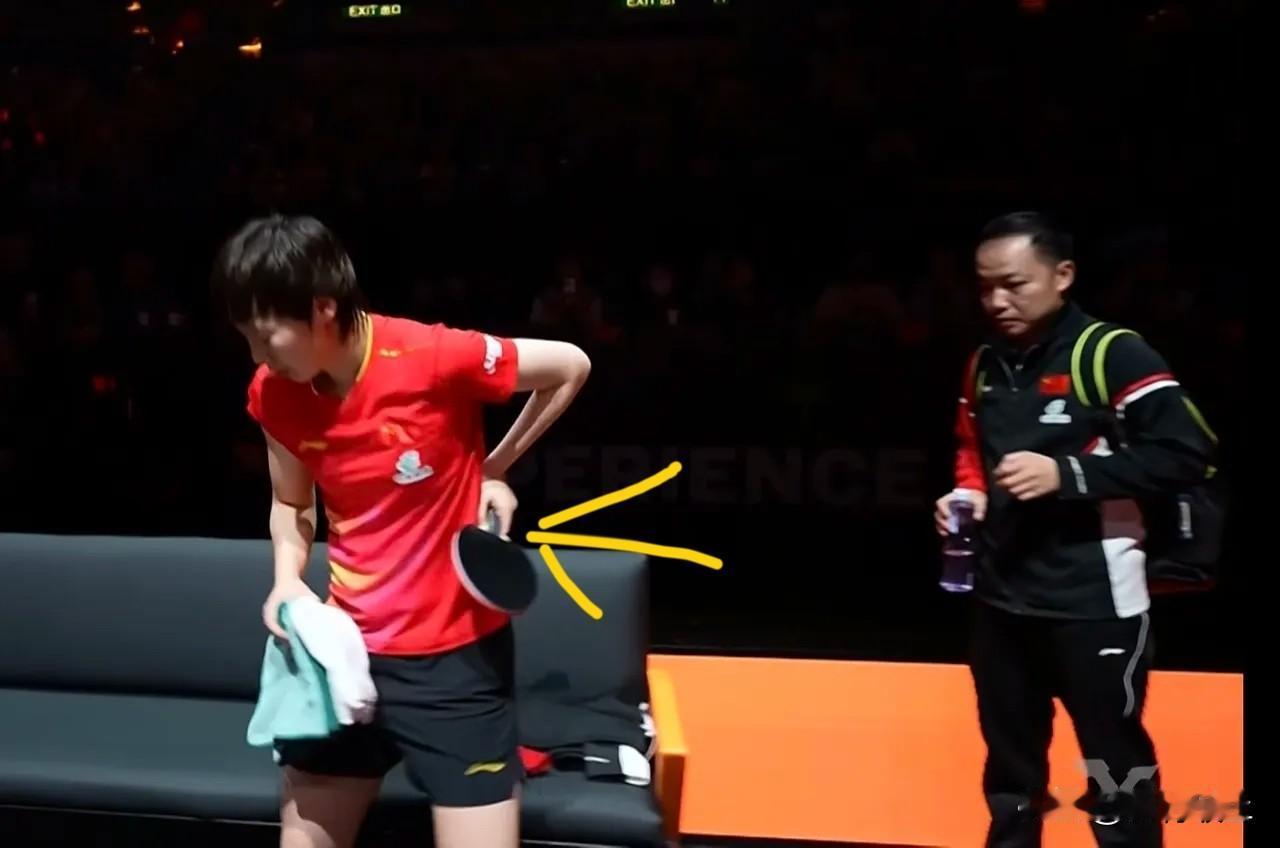 破案了，王曼昱取胜后捂腰。
不是因为状态下滑打不动，
也不是因为比赛太顺没在意，