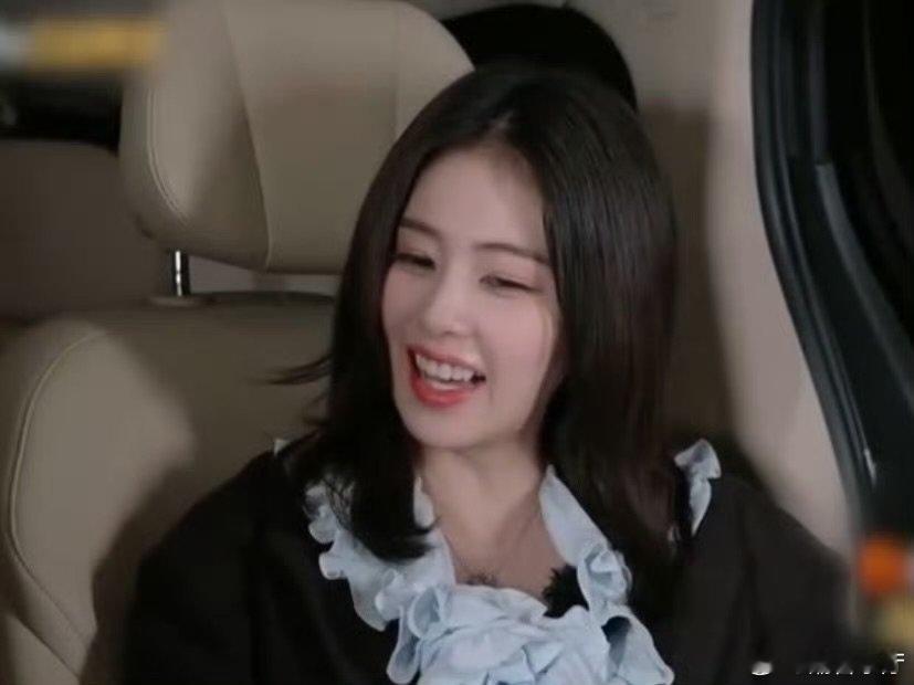 白鹿模仿秦岚说话 见面就要贴脸开大，白鹿模仿秦岚也太敢了，真的又皮又萌！亲爱的客