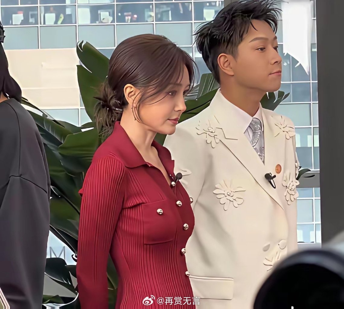 这应该是魏大勋最美的一个绯闻女友了，身材样貌，啥都有。 