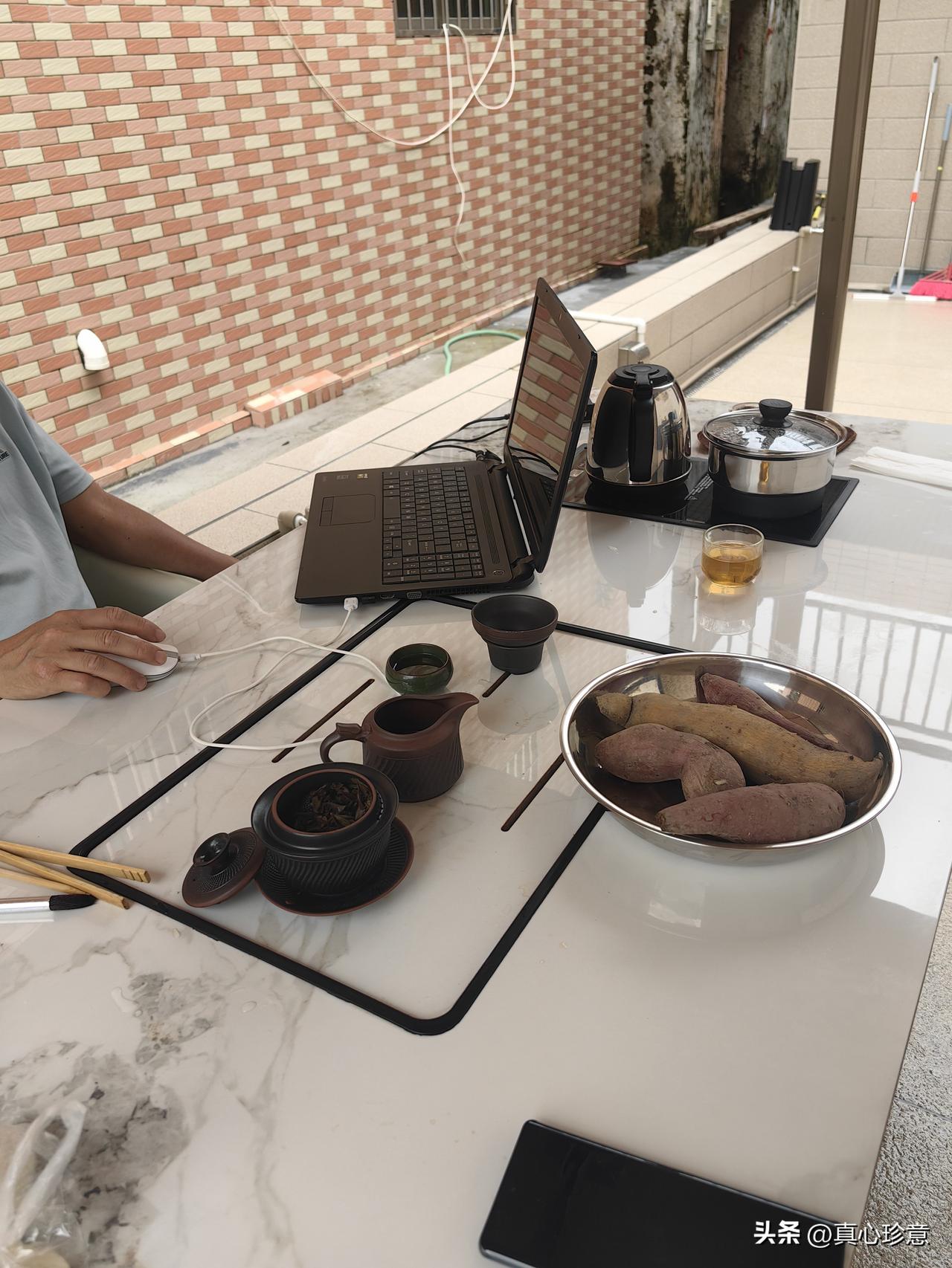 楼下的杜鹃花开了，又谢了；墙上的挂历换了一个又一个！不知不觉间，又到八月金秋，屈
