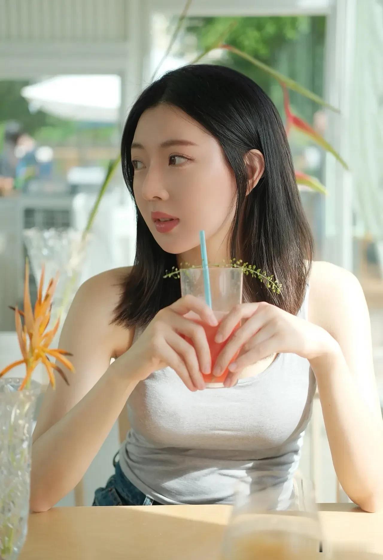 灰调背心配果汁，清爽一夏！  
今日份元气满满，简单又吸睛。