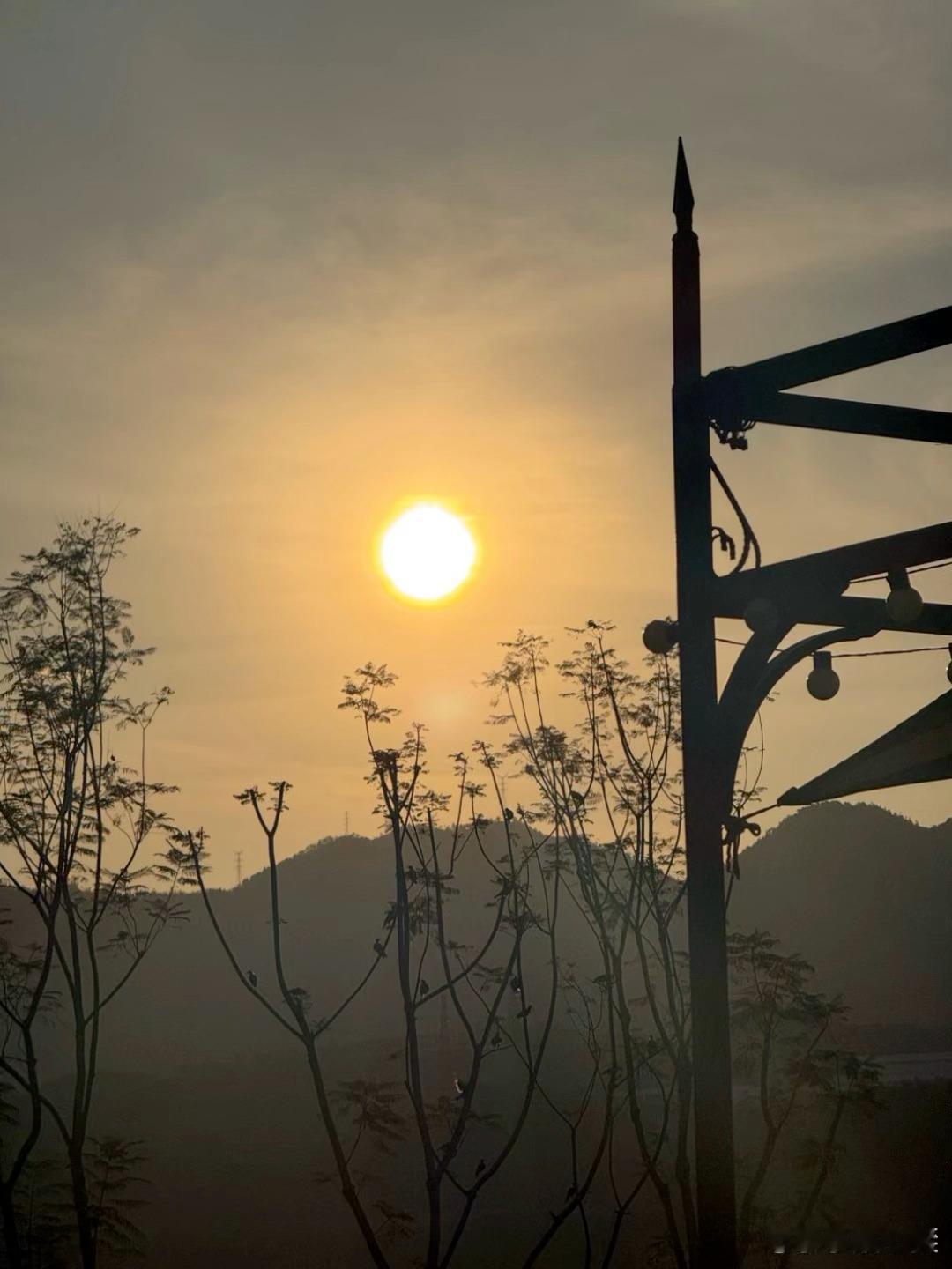 泡泡更新🫧🌇“我现在很困，我要睡了…”仔细听背景音怎么还有蝉鸣声呢 ​​​