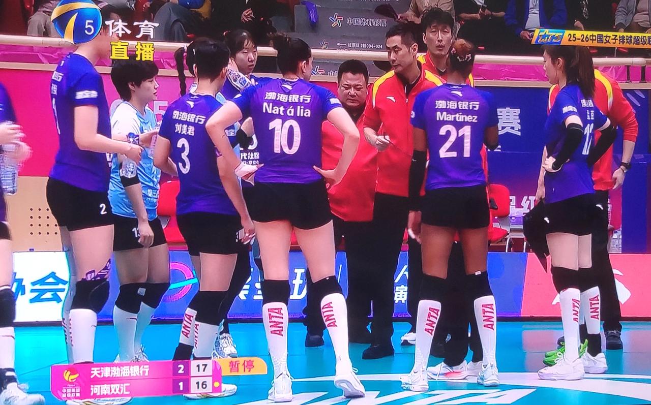 天津女排爆冷击败河南女排！天津女排打河南女排真的好紧张啊！天津女排在先失一局的情
