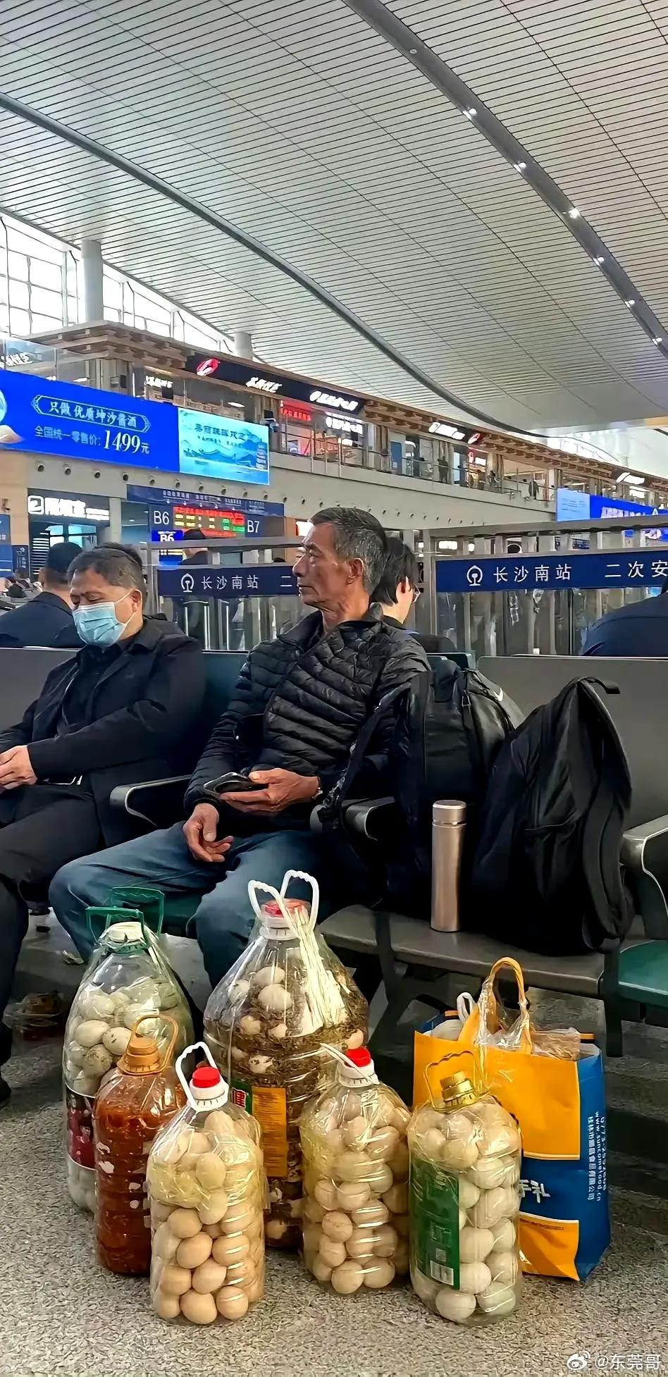 大叔这身价能登上服不服排行榜了吧！这个大叔真讲究 佩服这样的大叔 大爷身份不凡 