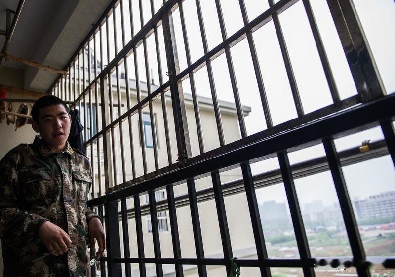 两个人最大的牵绊，可能是心里的惦记与成为彼此的“栖息地”。年轻时觉得牵绊要么是热