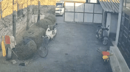 接连摔倒的原因，大家看出来是什么原因了吗？所以说搞建筑真的有学问。