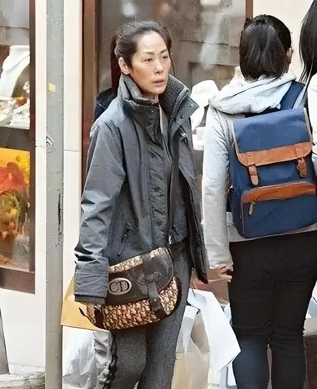 2002年关淑怡未婚生下儿子关浚贤，当时舆论一片哗然，有传孩子的生父是曾志伟，但