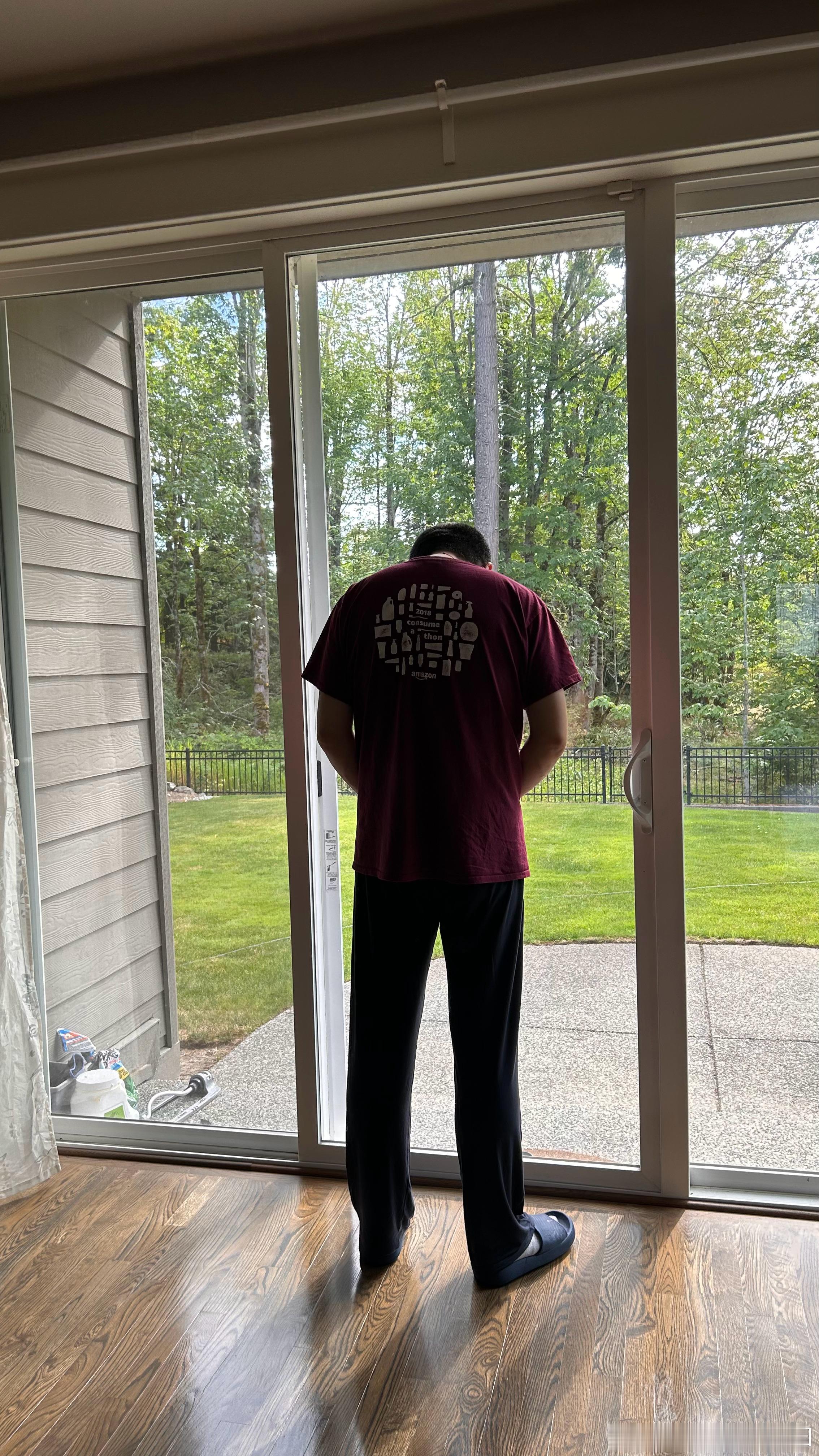 论拍摄角度和服装的重要性。这张照片里徐先生的背影显得他的身形还算修长和不那么胖。