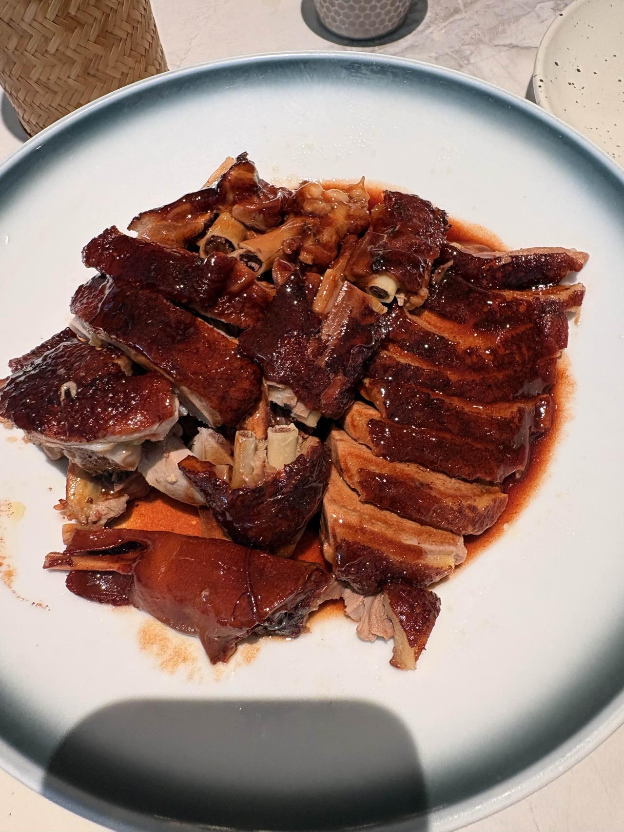 中午点了三个菜，总共150元，
感觉性价比一般。

一个菜是三杯鸭
一个菜是酿豆