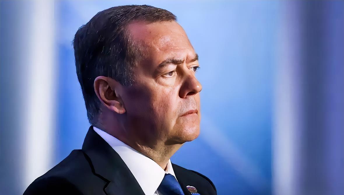 辛辣嘲讽！梅德韦杰夫给特朗普下“最后通牒”：再不抢，格陵兰就投俄了！
 
特朗普