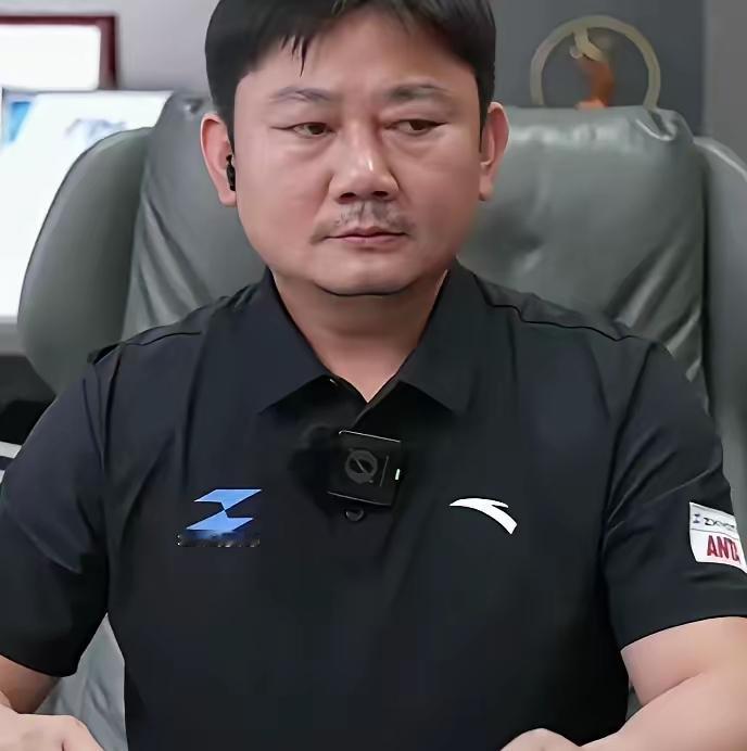 出差闹乌龙！张雪去北京出差，出地铁的时候一个没注意就把酒店房卡插进了闸机，万万没