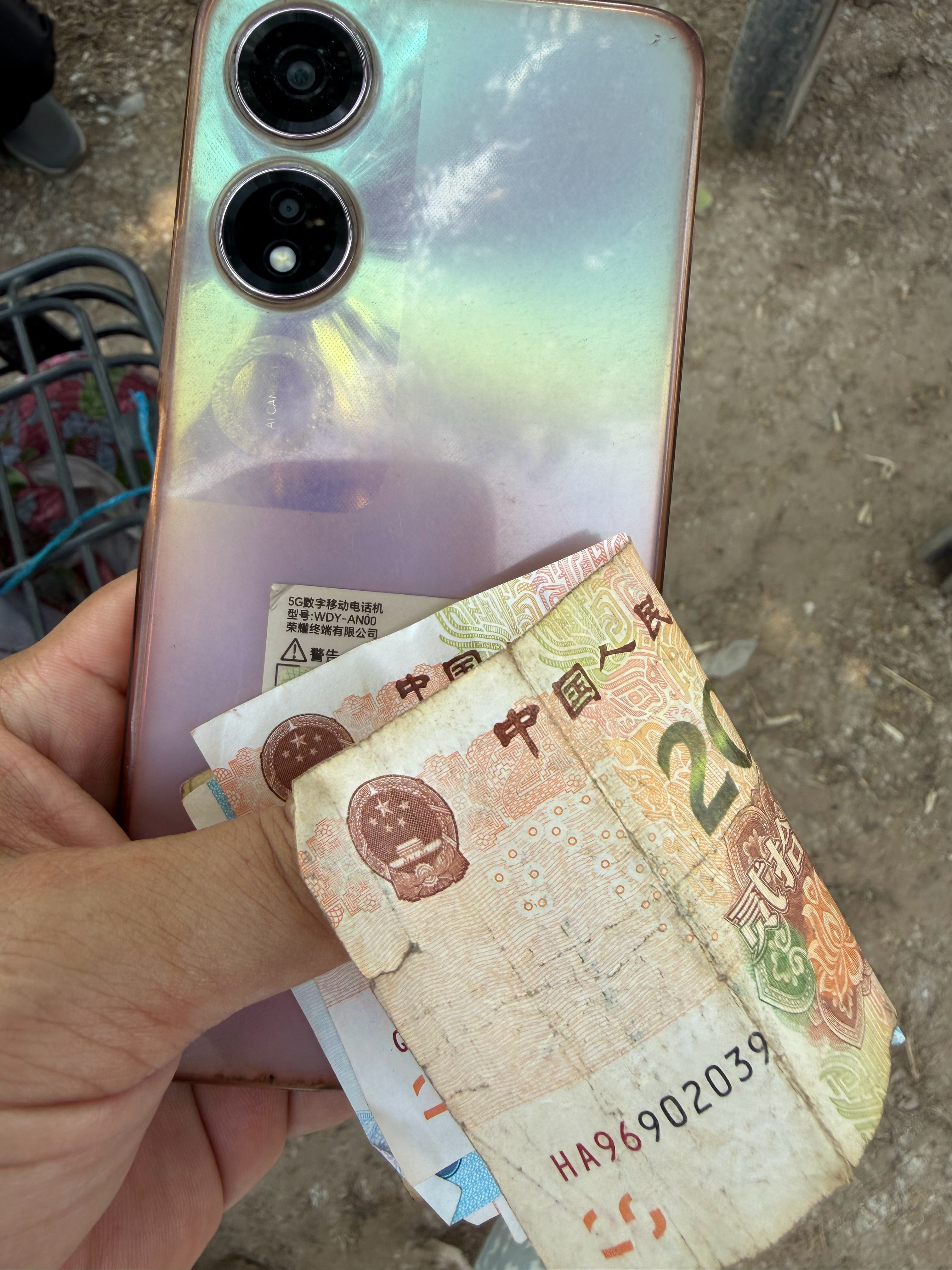 大娘找我来充手机话费，我问她为啥不开通微信和支付宝支付，以后自己充，她说：我就不