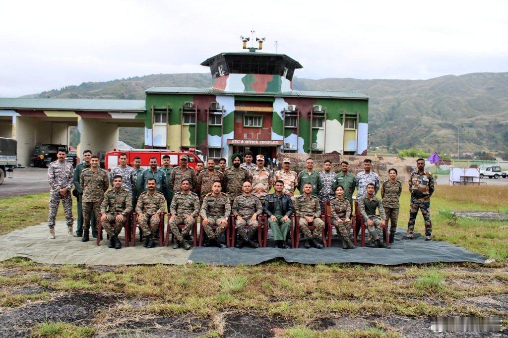 在藏南梅楚卡地区的印度占领军，看样子好像是举行第93陆航中队的庆祝仪式，该中队应