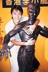 周星驰是李小龙铁粉的证据找到了 什么是贯穿一辈子的致敬？《功夫女足》给出了答案！