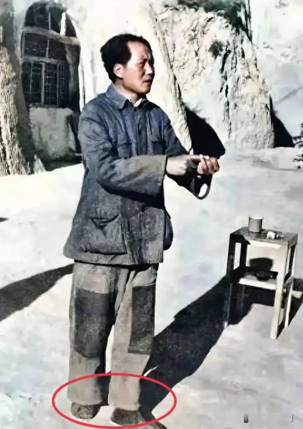 这是一张让无数国人泪目的老照片，毛主席特别的消瘦！已经瘦的不成样了，穿着补丁摞补