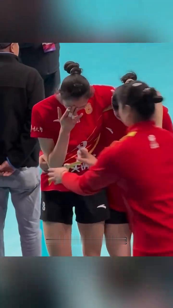 吴梦洁伤退，周页彤补位，双冠王缪伊雯无缘国家队。
女排主攻手吴梦洁意外受伤，中国