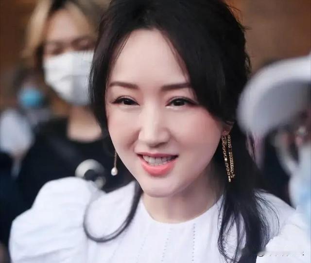 当2025年中秋晚会的舞台上，迪丽热巴以嫦娥造型惊艳全场时，社交媒体上却悄然掀起