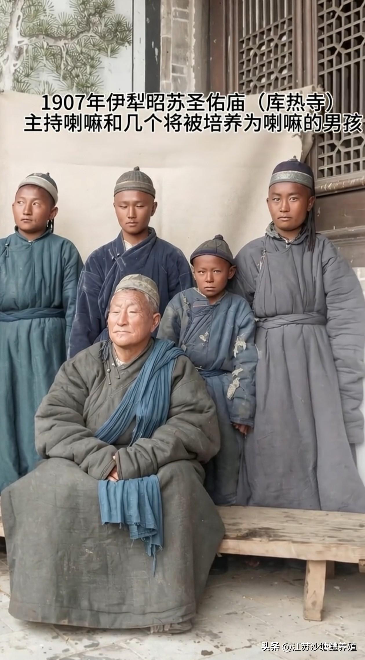 这张1907年的照片定格了伊犁昭苏圣佑庙（库热寺）的珍贵瞬间：主持喇嘛端坐于前，