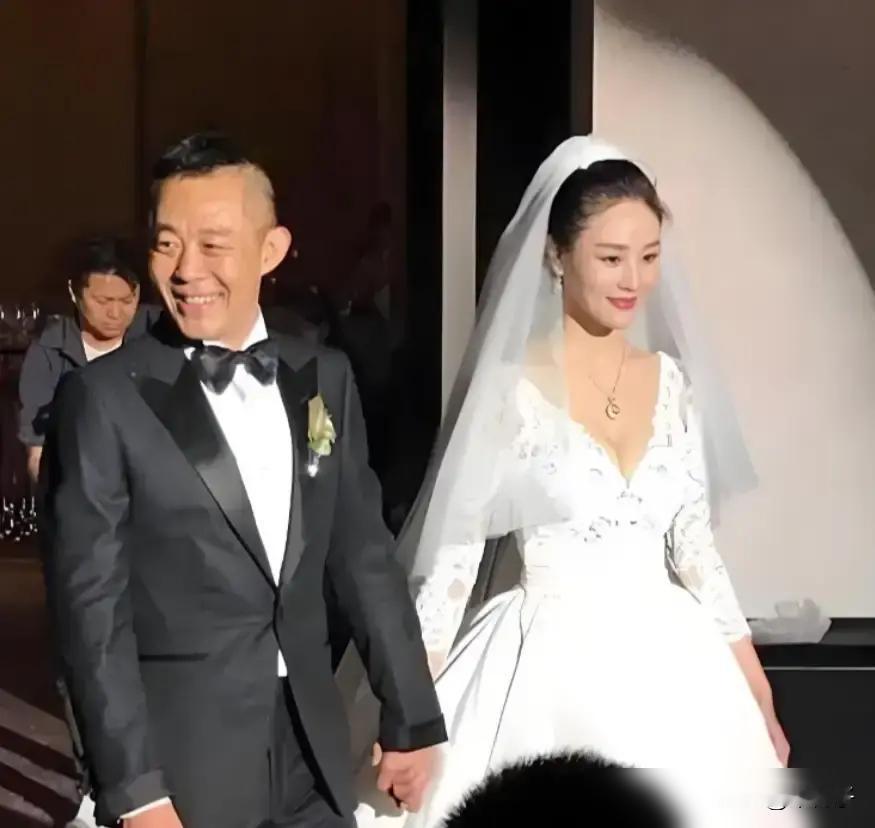 侯勇转身迎娶小20岁娇妻时，大概想不到，前妻潘雨辰早就活成了别人高攀不起的样子。