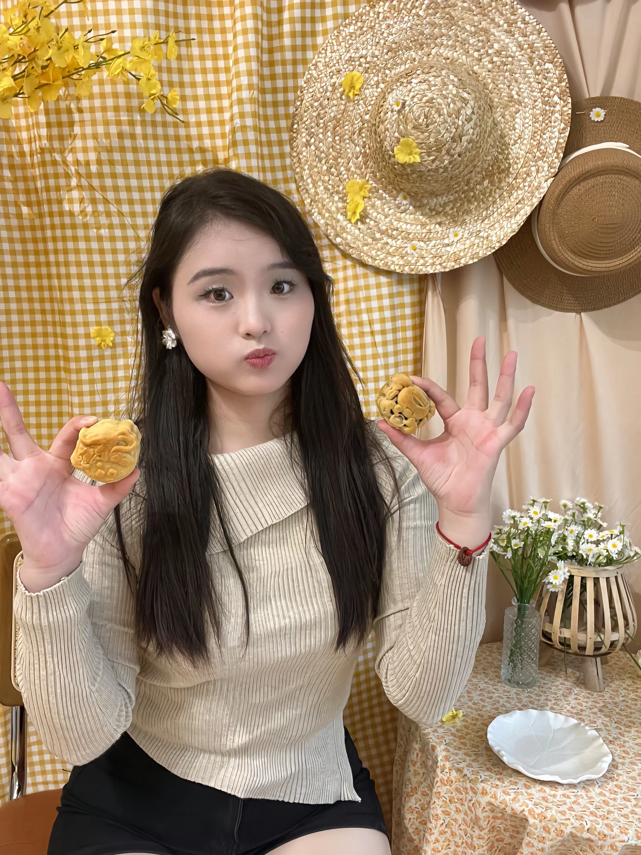 一年一中秋，一家一平安，月亮在慢慢变圆，事情也会慢慢变好，愿人顺心顺事...